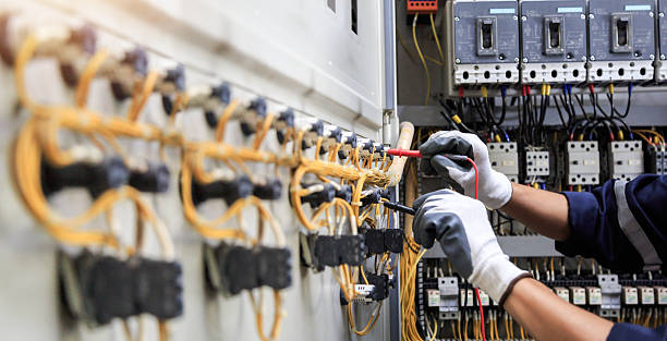 Professional Electrician technician working in Parker City, IN